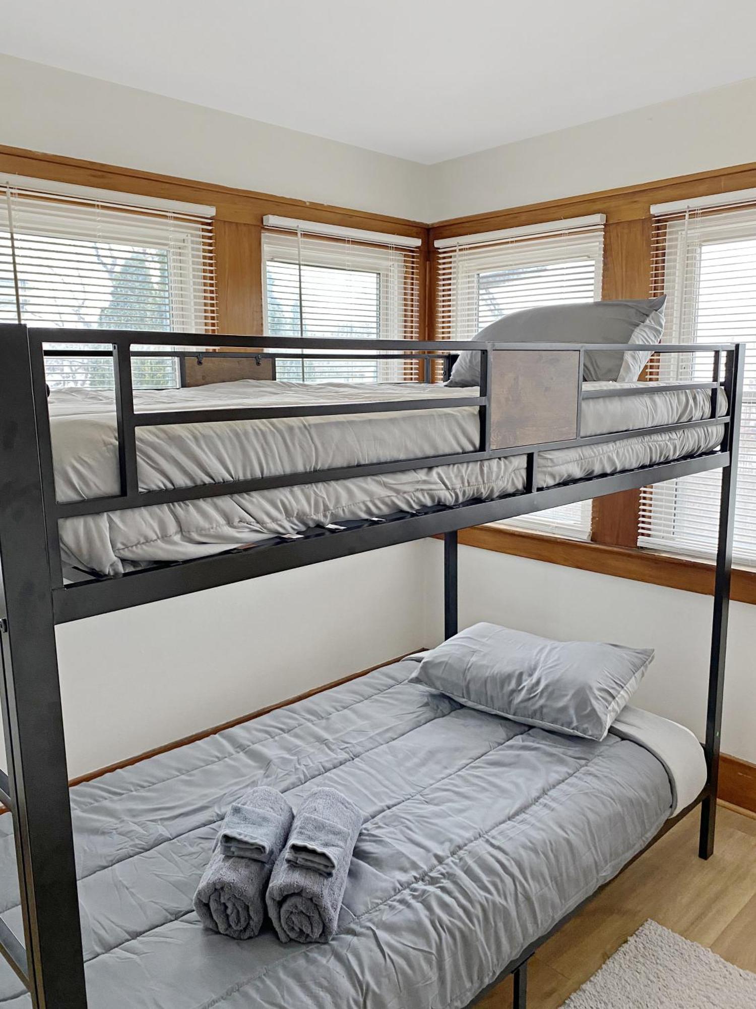 Lux 3Br, Steps From Airport, U Of R & Grocery Stores Rochester Exterior photo